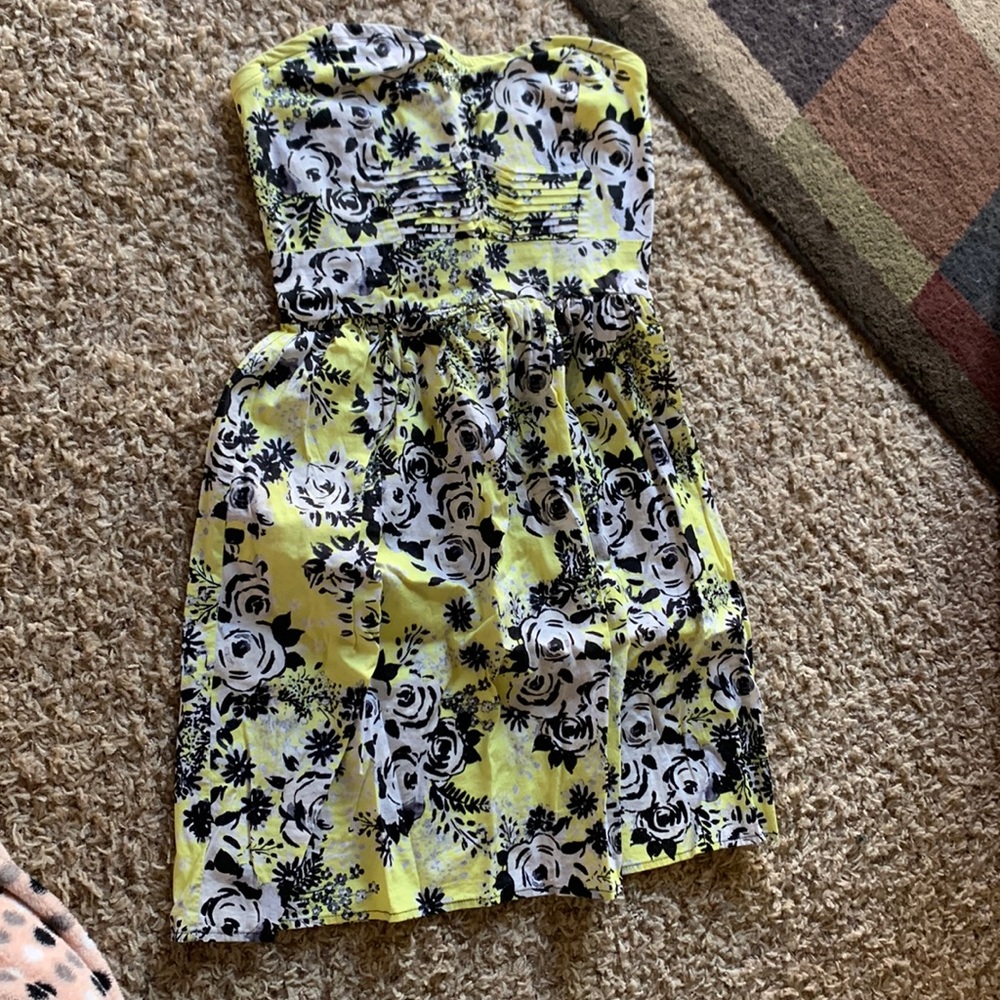 Strapless dress. Floral pattern